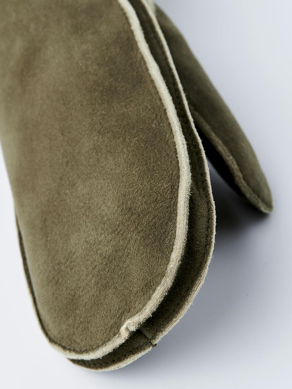 Moss green machine-sewn suede mitten with beige knitted cuff
 (4 of 5)