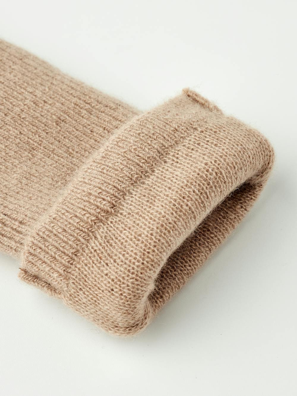 Dark beige machine-sewn hairsheep leather glove with beige cashmere knitted back
(5 of 5)