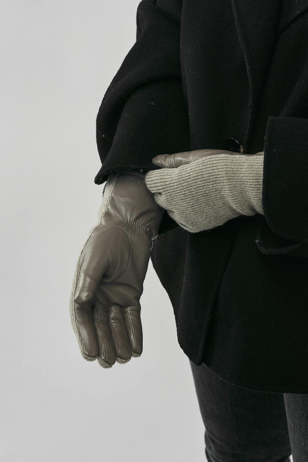 Medium gray machine-sewn hairsheep leather glove with knitted back in light gray cashmere
(3 of 3)