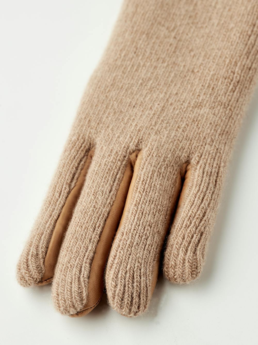 Dark beige machine-sewn hairsheep leather glove with beige cashmere knitted back
 (3 of 5)