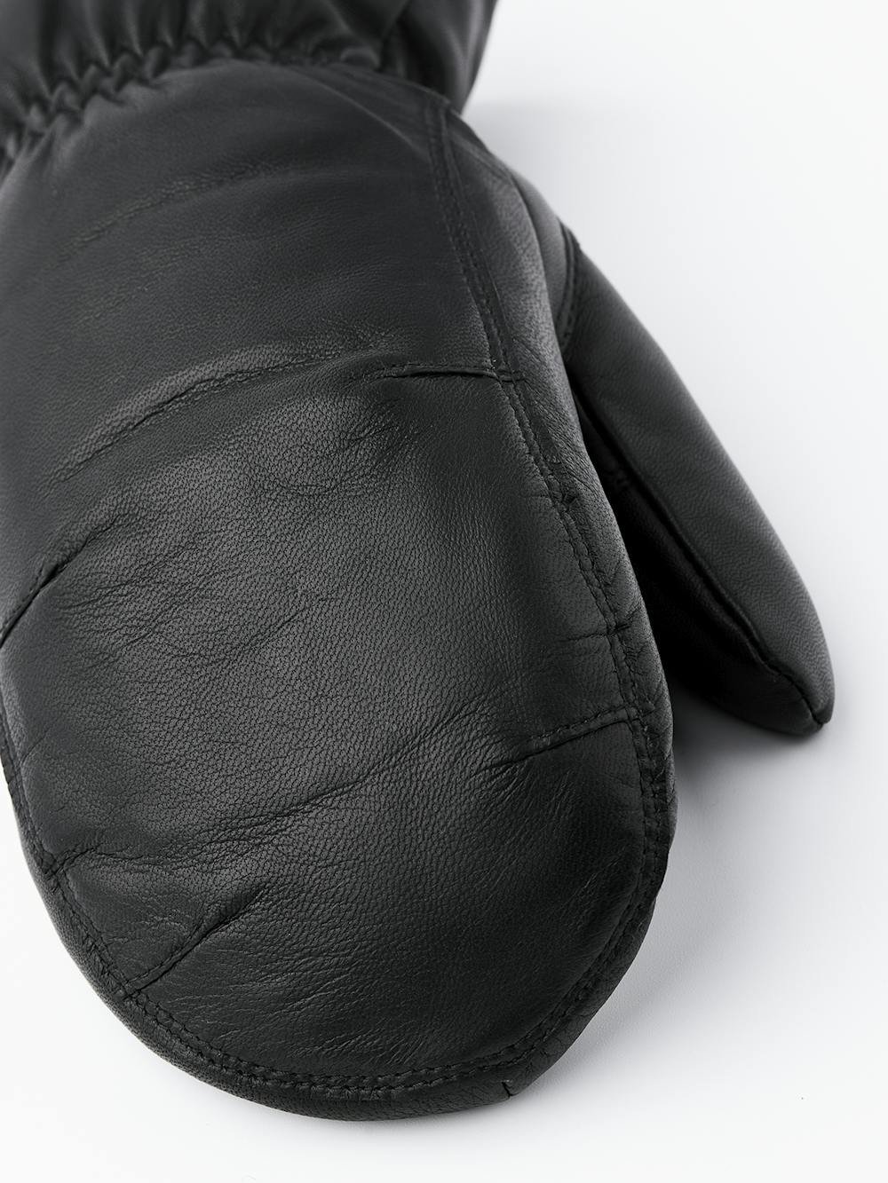 Schwarzer maschinengenähter Fausthandschuh aus Haarschafleder mit Gummizug am Handgelenk
 (4 oder 4)