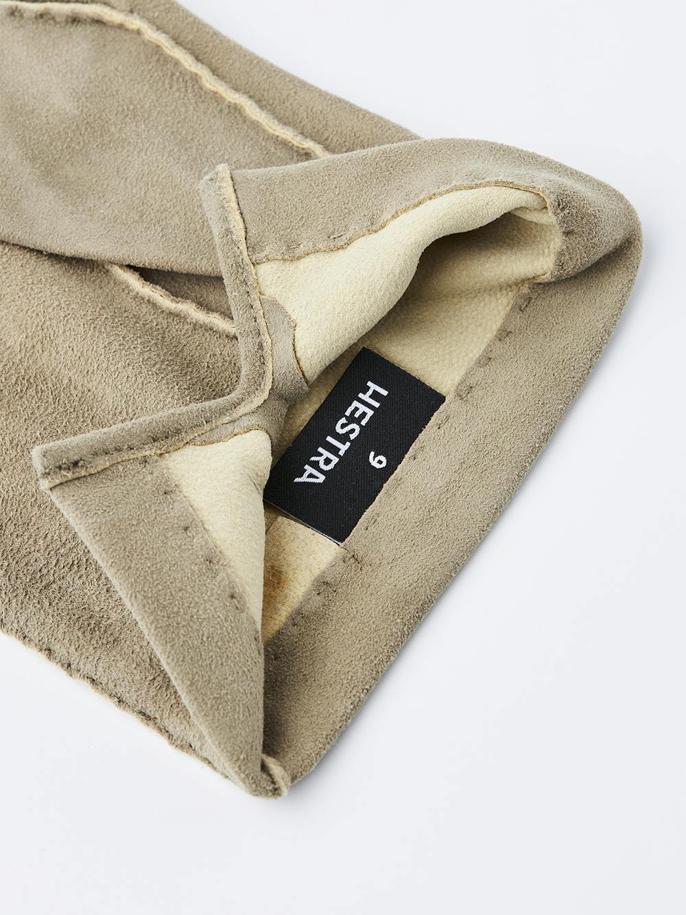 Ljusgrå handsydd handske i mocka
 (3 av 4)