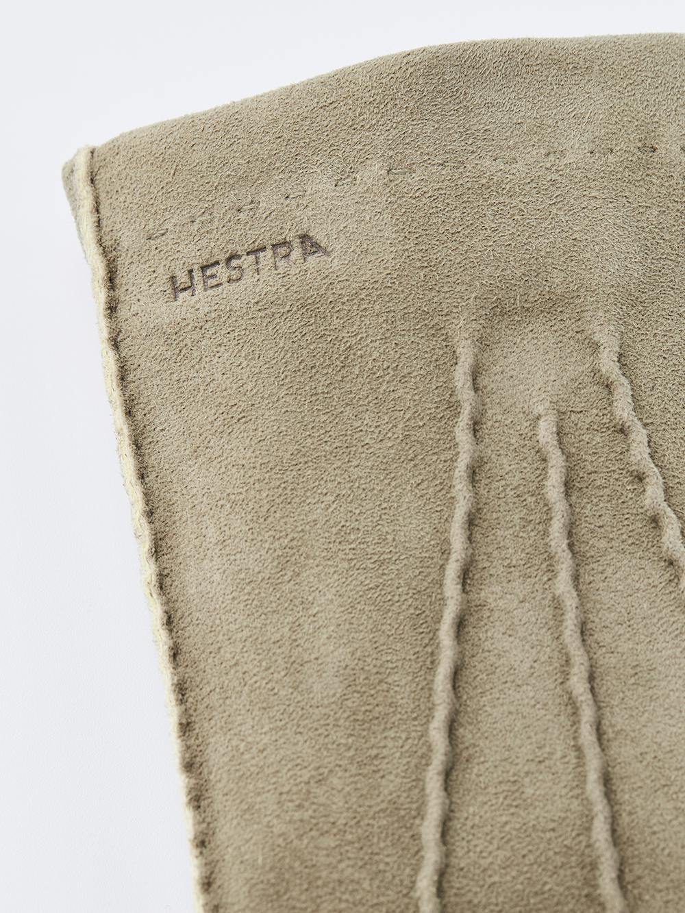 Ljusgrå handsydd handske i mocka
(2 av 4)