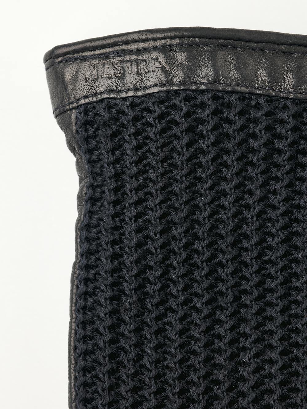 Svarta maskinsydd skinnhandske med virkad bakhand i bomull
(2 av 3)