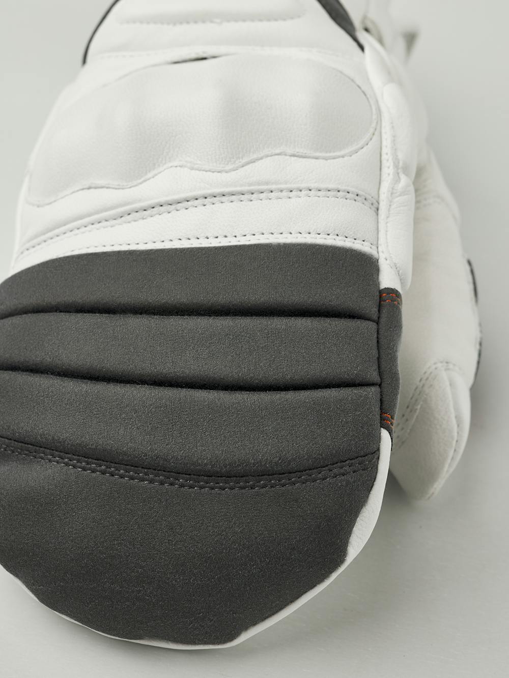 Vit tumhandske med grå och röda detaljer i getskinn med syntetisk mocka i innerhanden
(2 av 5)