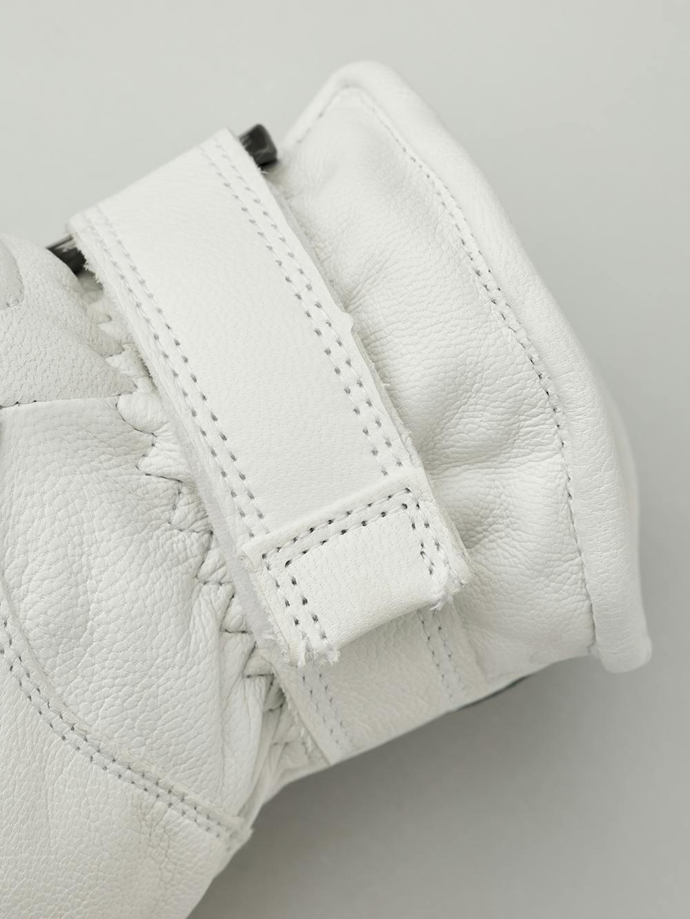 Vit tumhandske med grå och röda detaljer i getskinn med syntetisk mocka i innerhanden
(4 av 5)