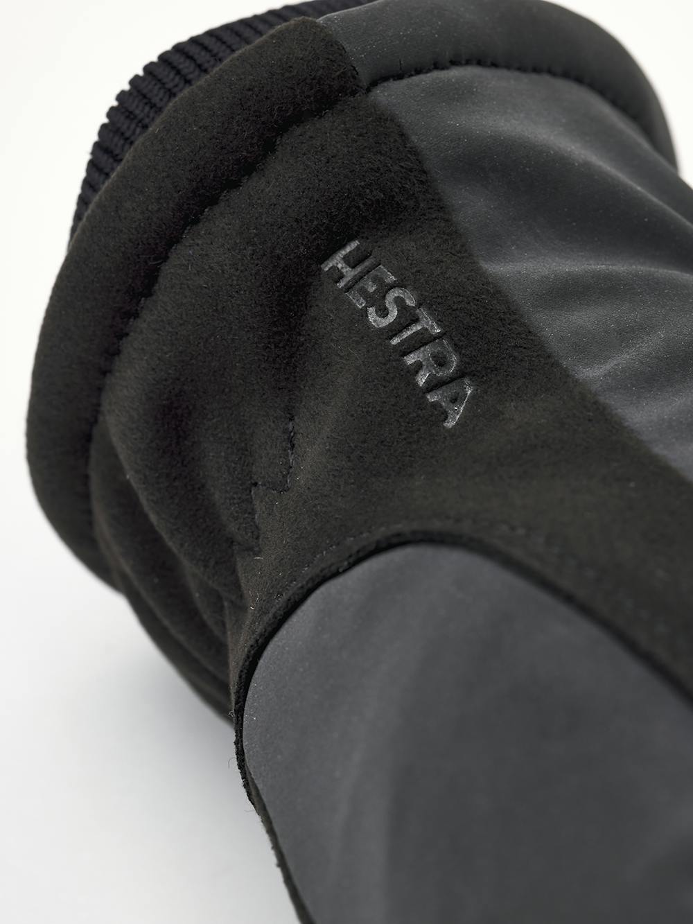 Handske med grå reflex på bakhanden och svart väv i innerhanden
(4 av 4)