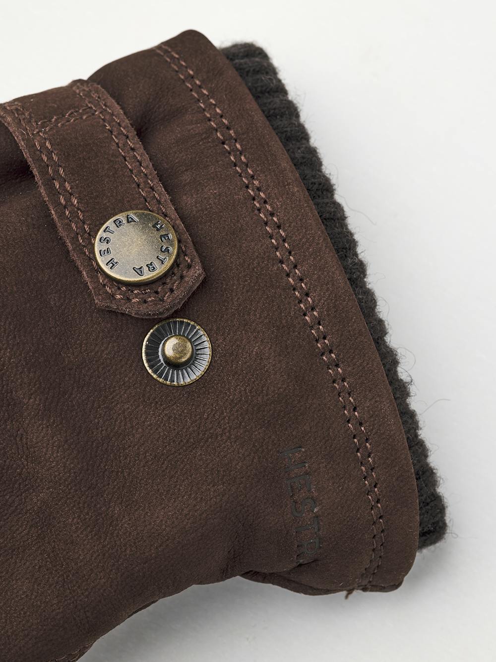 Mörkbrun maskinsydd handske i getnubuck med läderrem och knapp
 (3 av 7)