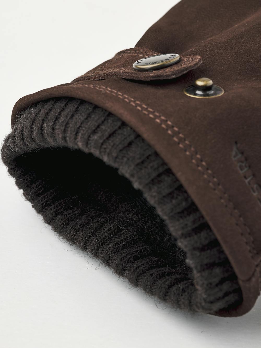 Mörkbrun maskinsydd handske i getnubuck med läderrem och knapp
 (6 av 7)