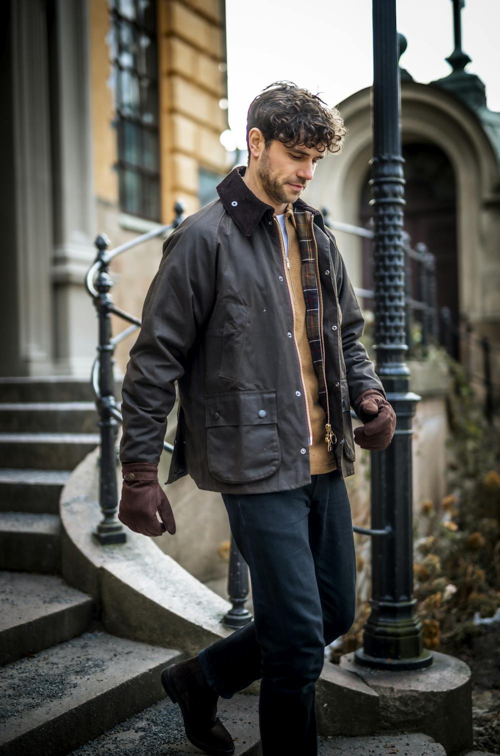 Mörkbrun maskinsydd handske i getnubuck med läderrem och knapp
(4 av 7)