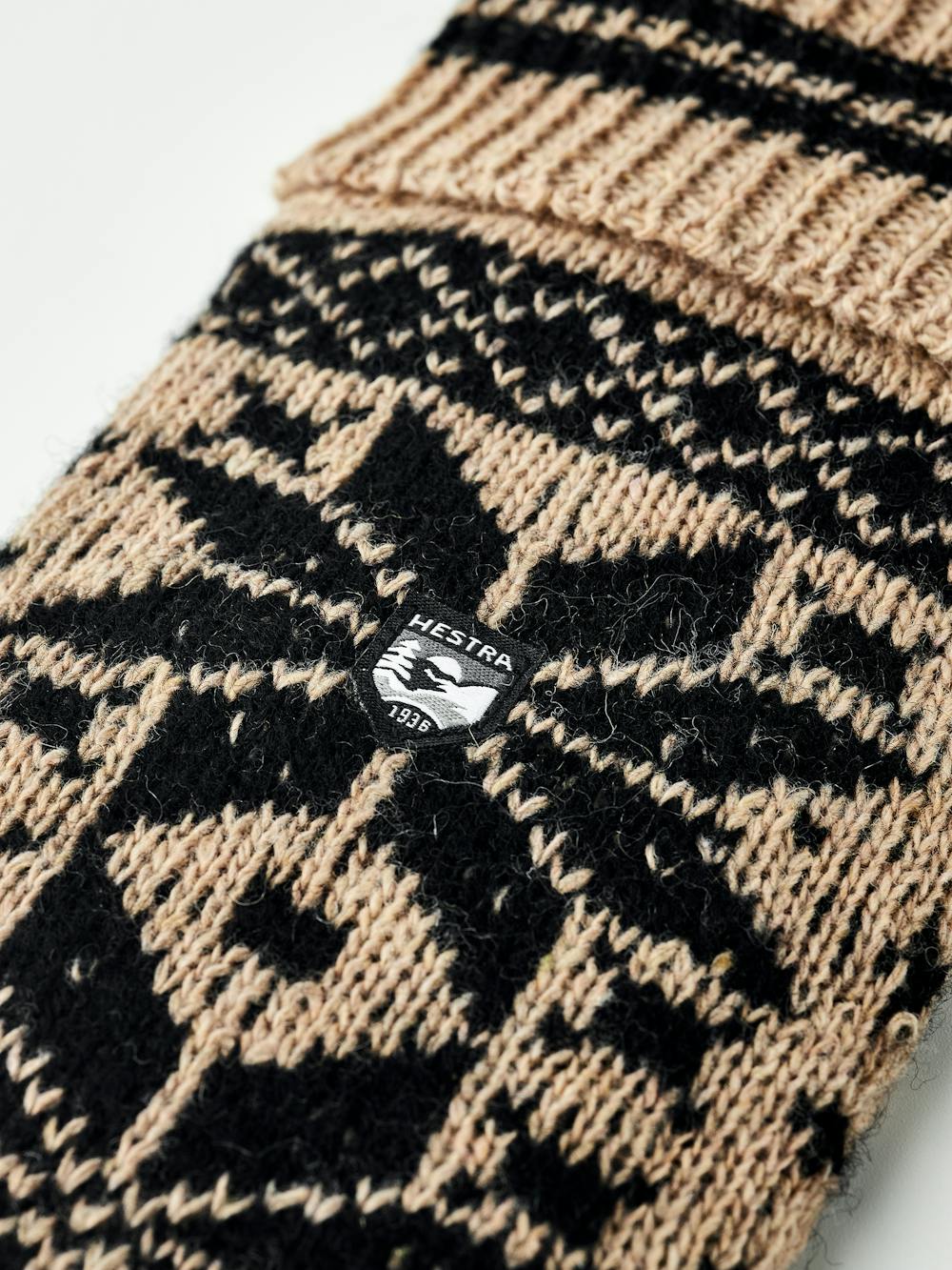 Beiger Strickfäustling aus Wollmix mit Motiv (3 oder 5)