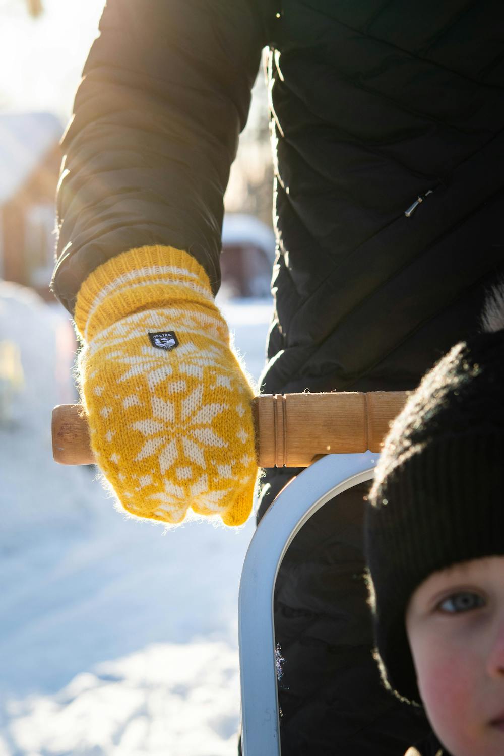 Gelber Strickfäustling aus Wollmix mit Motiv (5 oder 5)