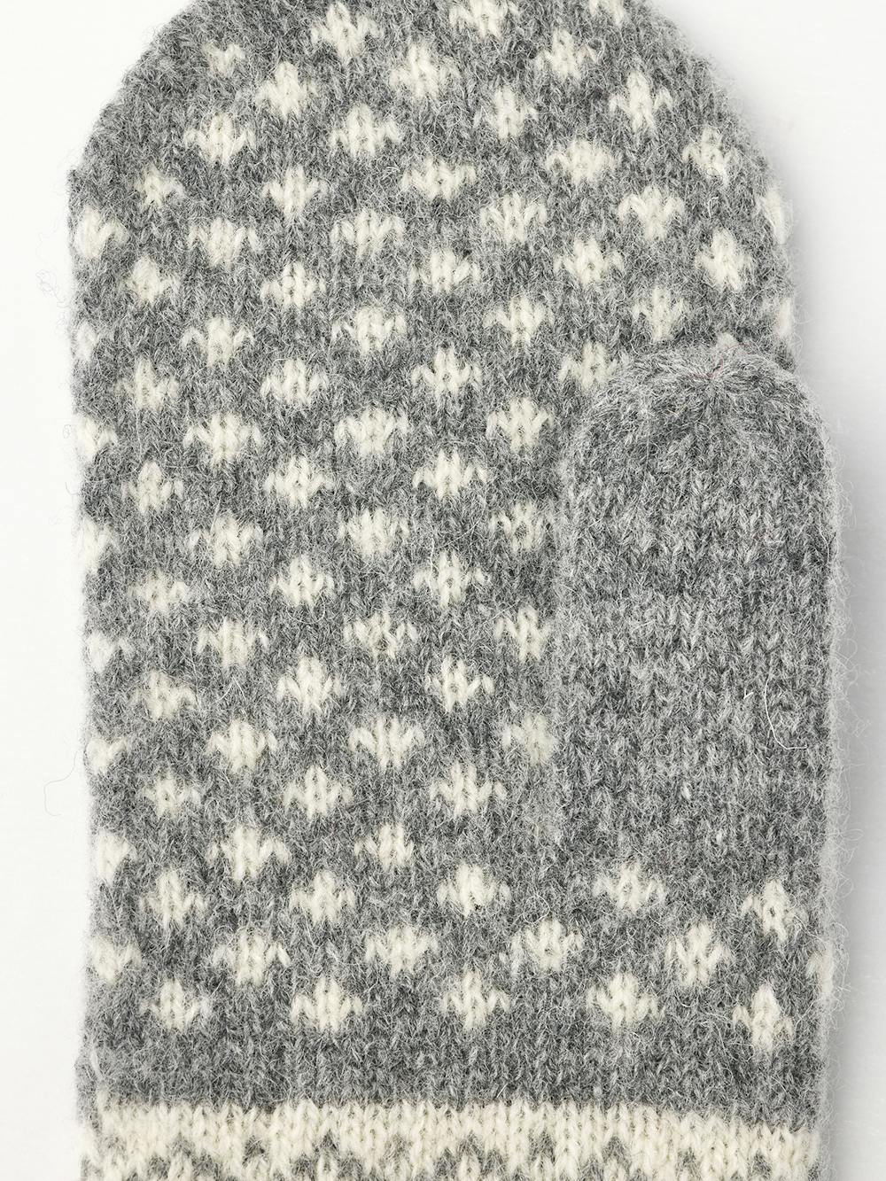 Gray knitted mitten in wool blend with pattern (4 of 4)