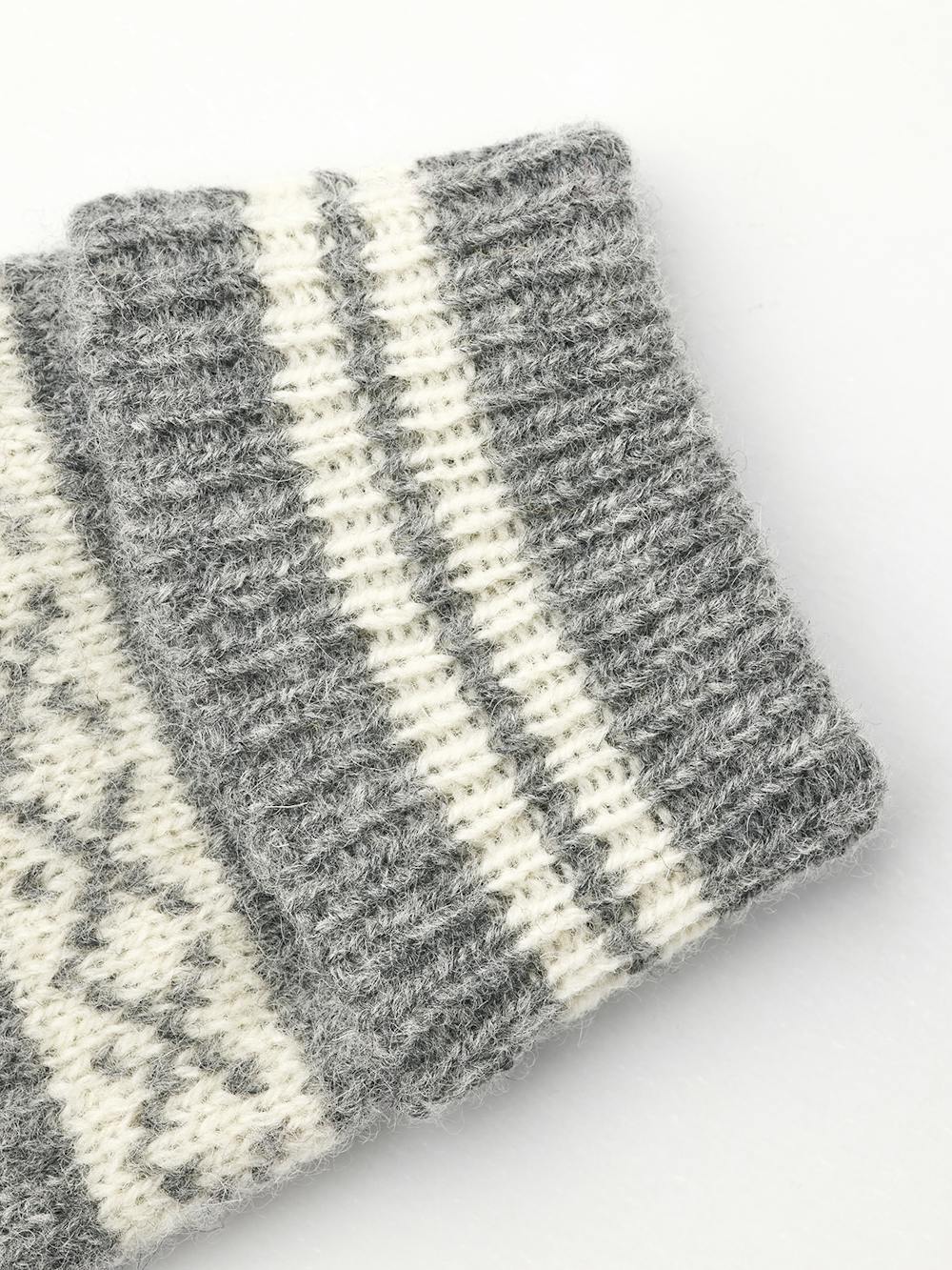 Gray knitted mitten in wool blend with pattern (3 of 4)
