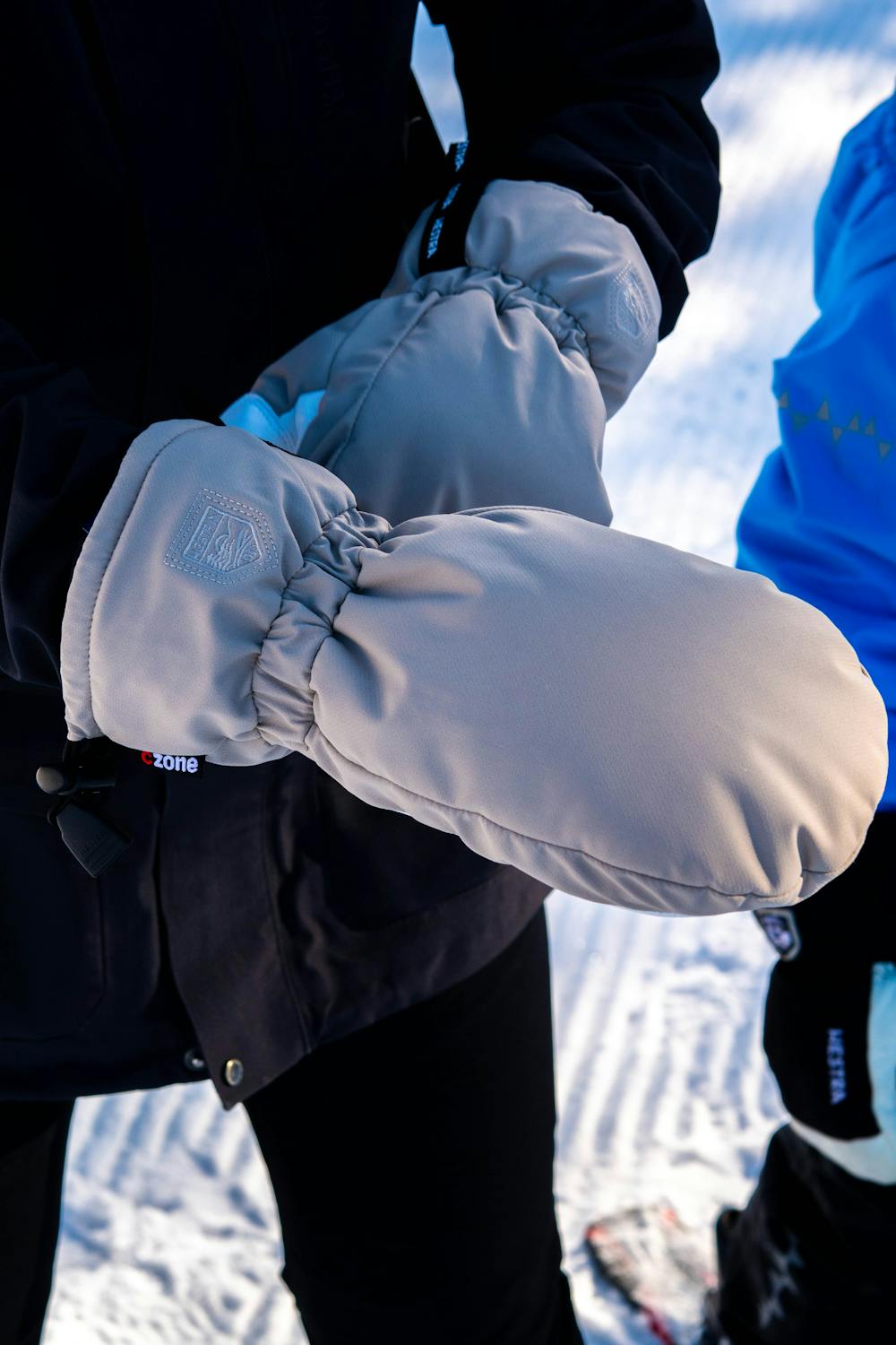 Beige fabric mitten with white goat leather palm (6 of 7)