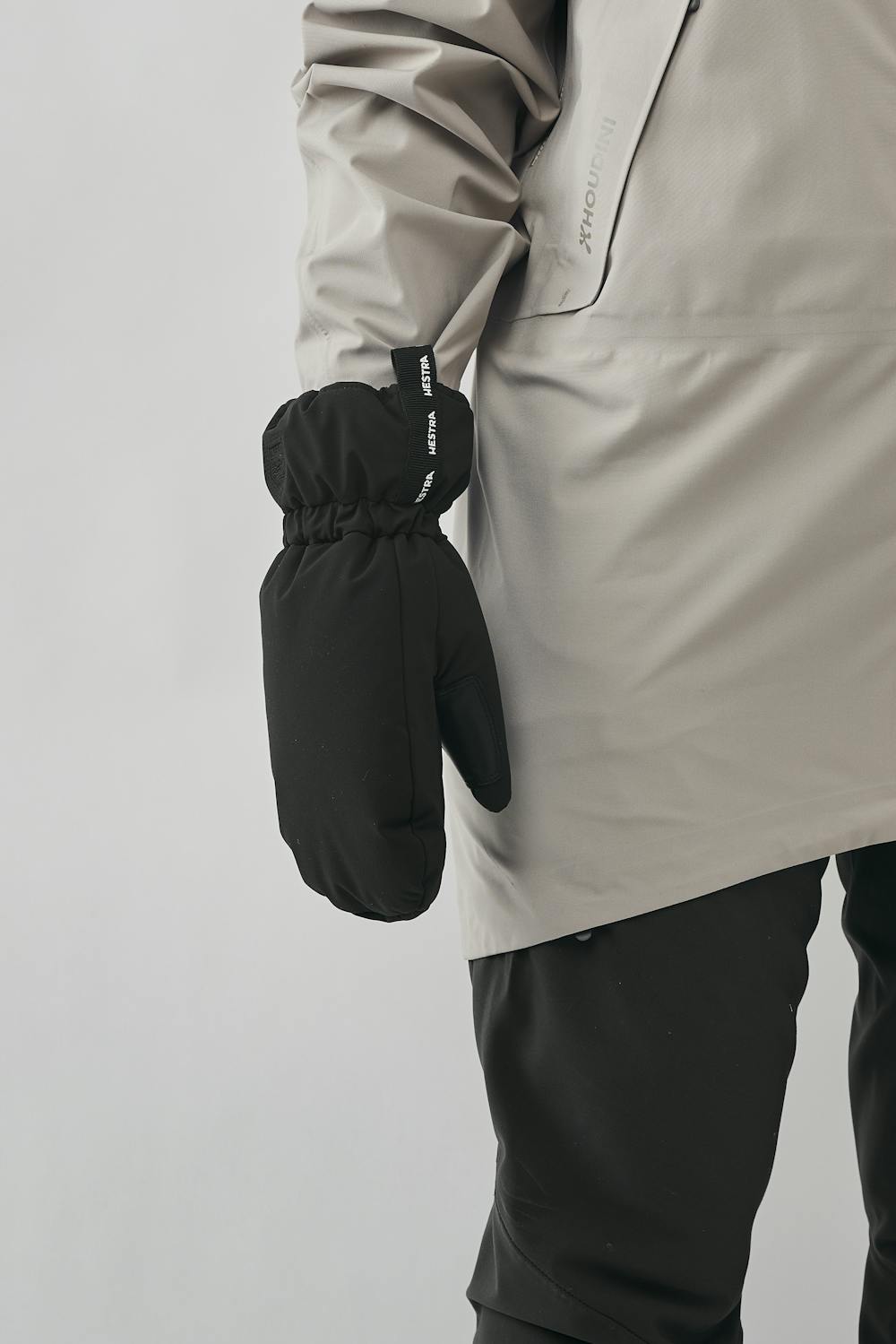 Schwarzer Fausthandschuh aus Stoff mit schwarzem Ziegenleder an der Innenhand (6 oder 7)