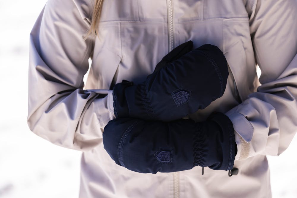 Mörkblå tumhandske i tyg med svart lammnappa i innerhanden och handledsjustering
(5 av 6)