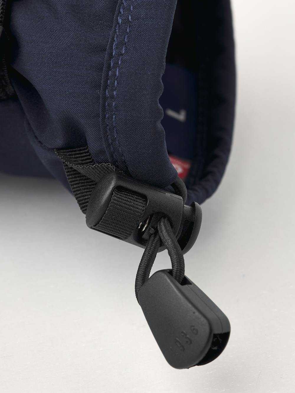 Mörkblå tumhandske i tyg med svart lammnappa i innerhanden och handledsjustering
 (4 av 6)