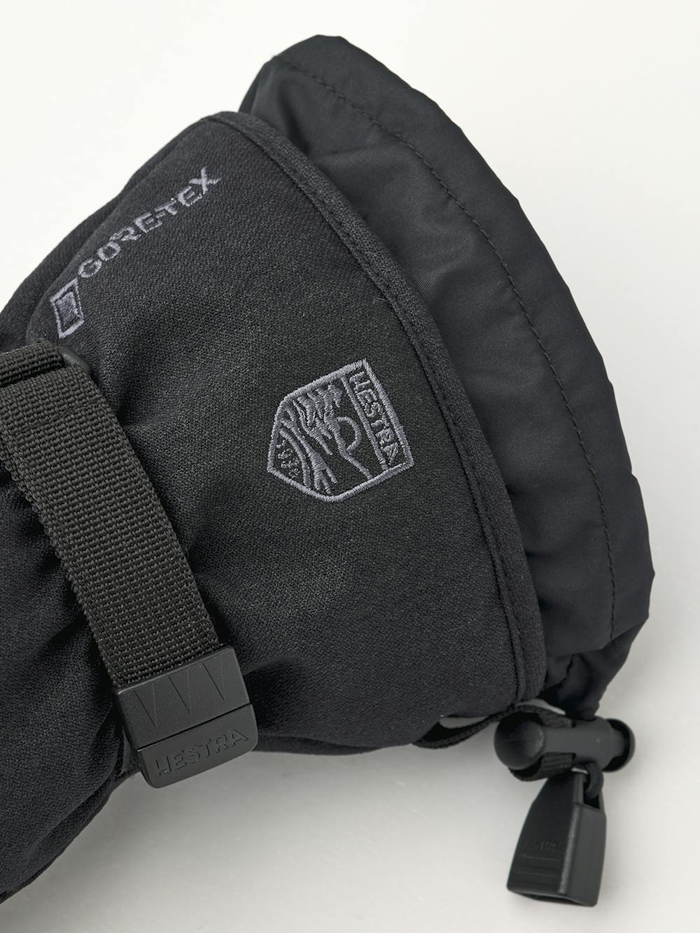 Svart skidhandske i tyg med syntetmaterial i innerhanden och handledsjustering
(2 av 5)