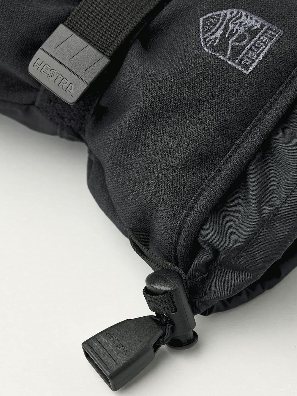 Svart skidhandske i tyg med syntetmaterial i innerhanden och handledsjustering
(3 av 5)