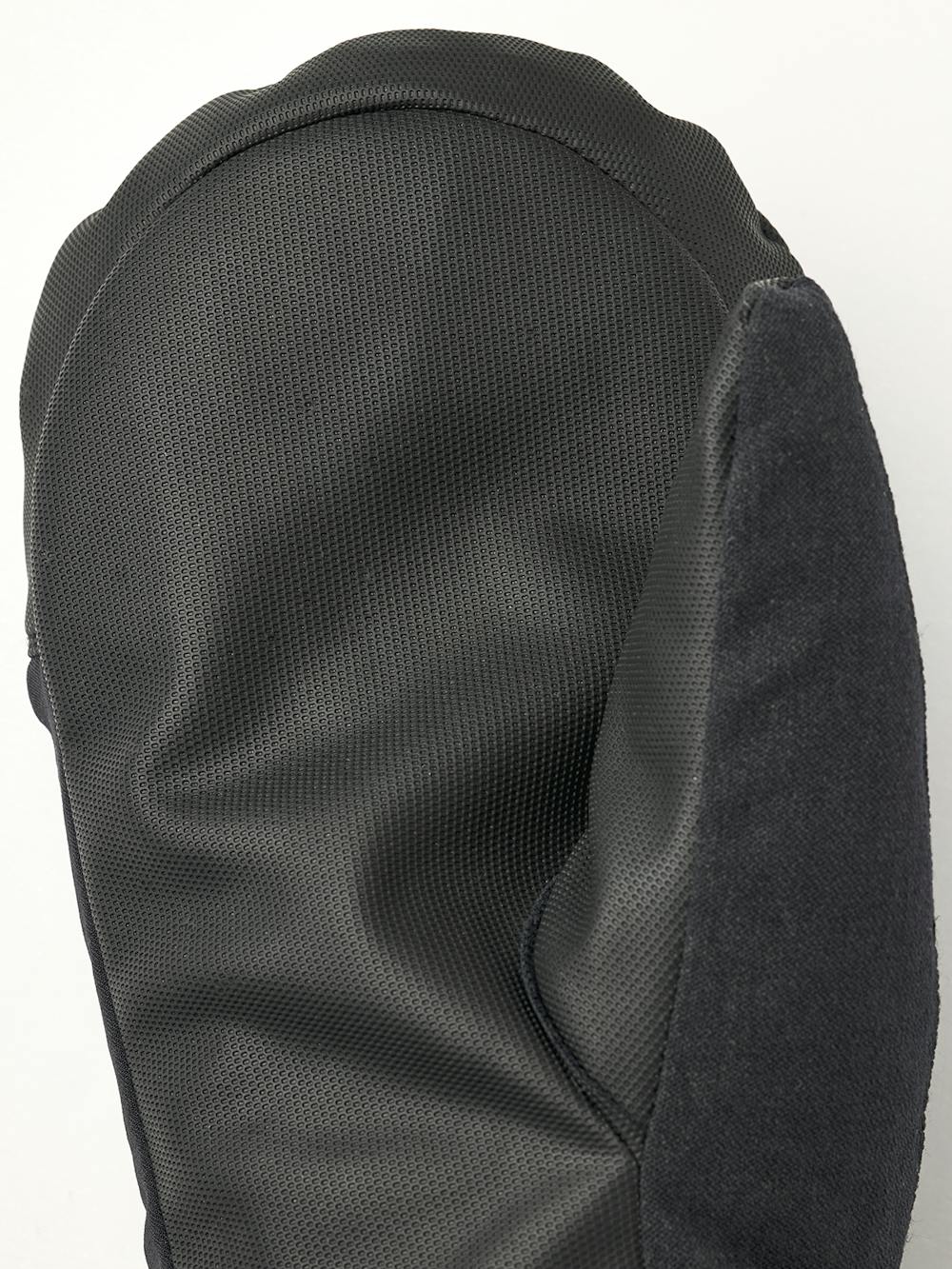 Schwarzer Fausthandschuh aus Stoff mit Synthetikmaterial an der Innenhand und verstellbarem Handgelenkverschluss (5 oder 5)