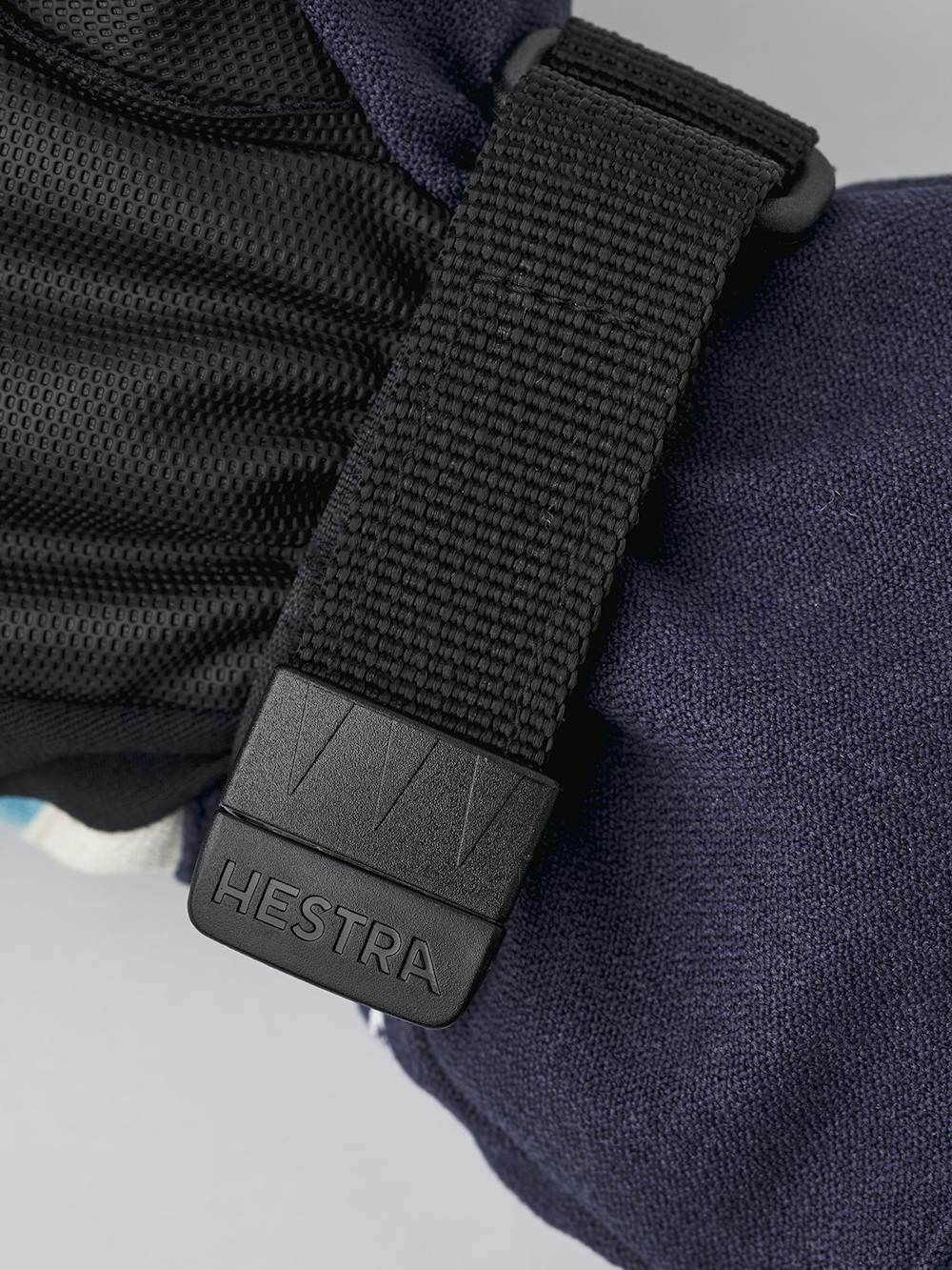 Blå barnhandske i tyg med svart syntetmaterial i innerhanden och handledsjustering
(5 av 6)