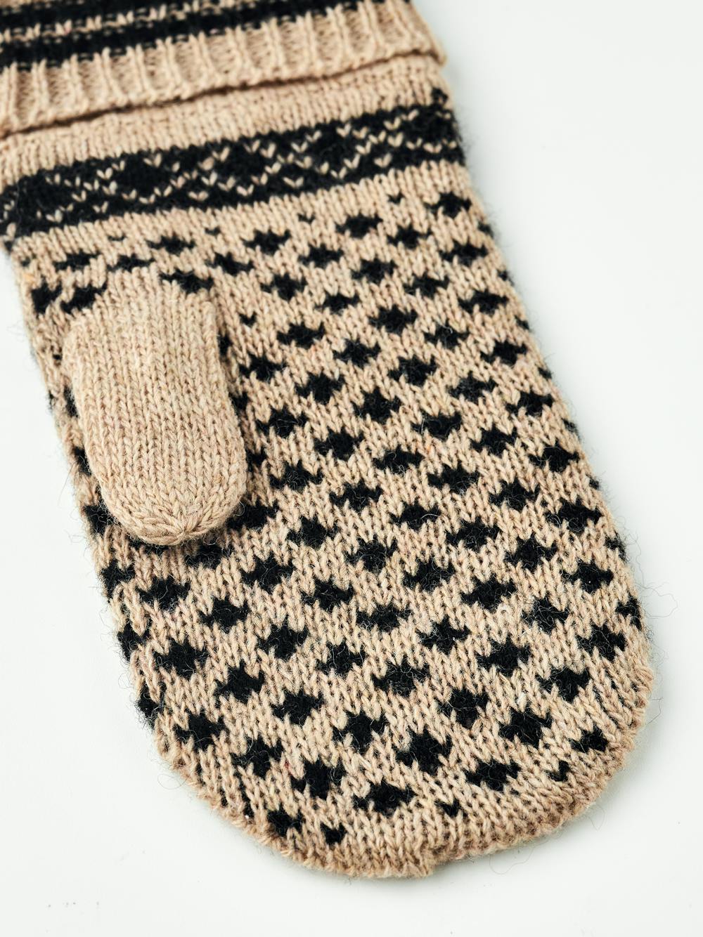 Beige knitted mitten in wool blend with pattern (4 of 5)