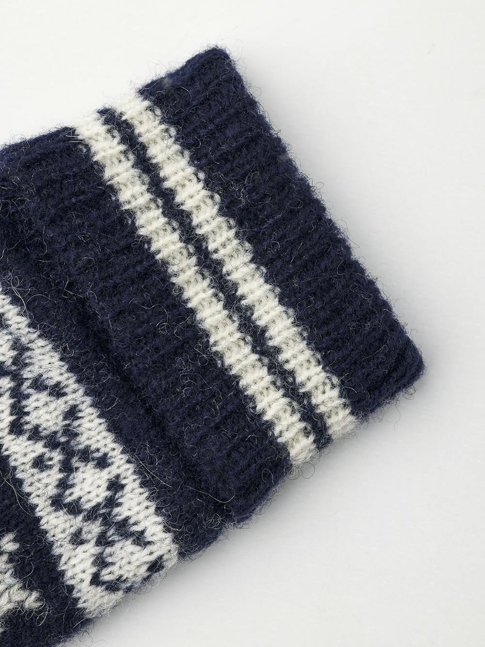 Dark blue knitted mitten in wool blend with pattern (3 of 4)