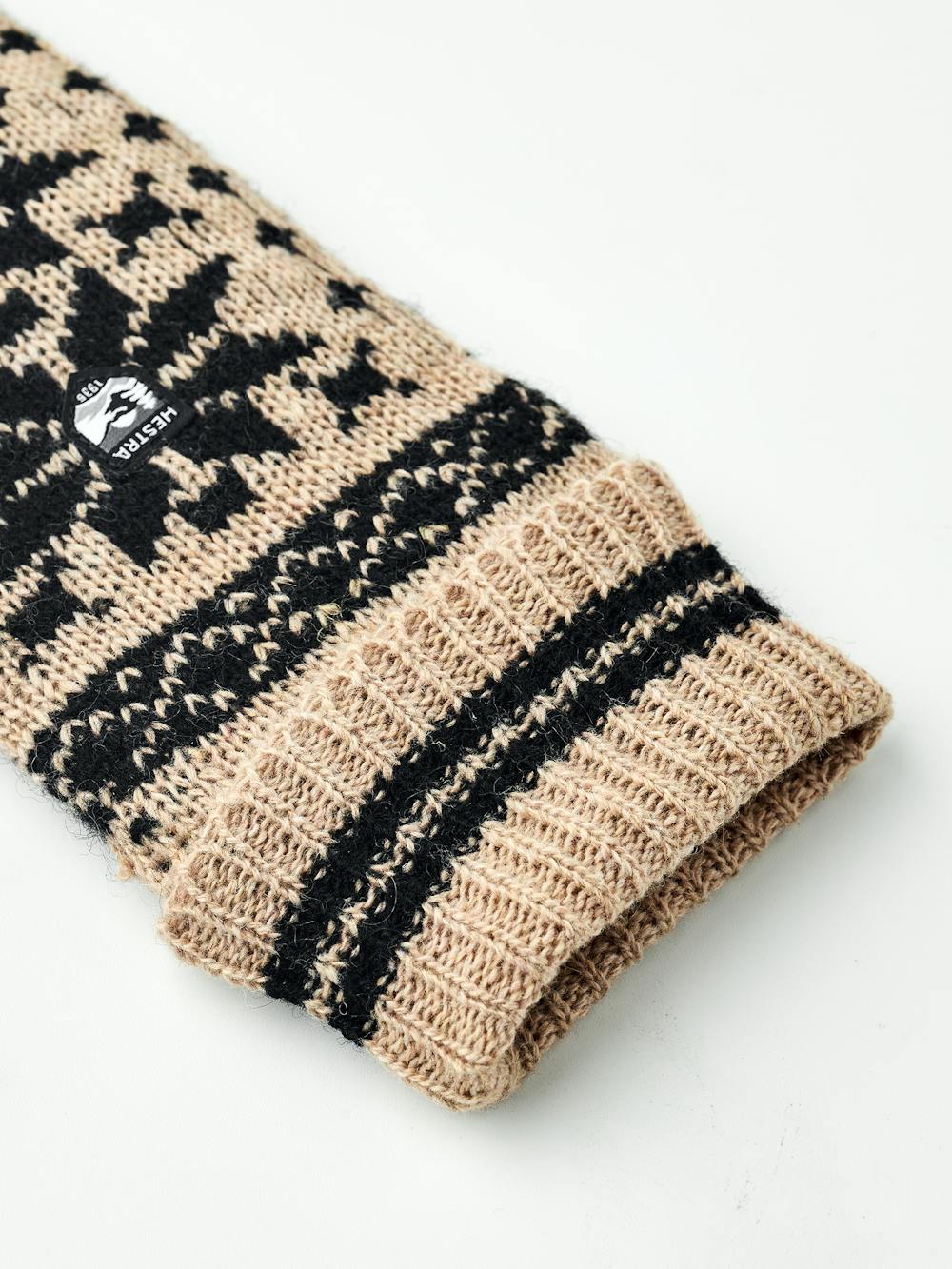 Beige knitted mitten in wool blend with pattern (5 of 5)