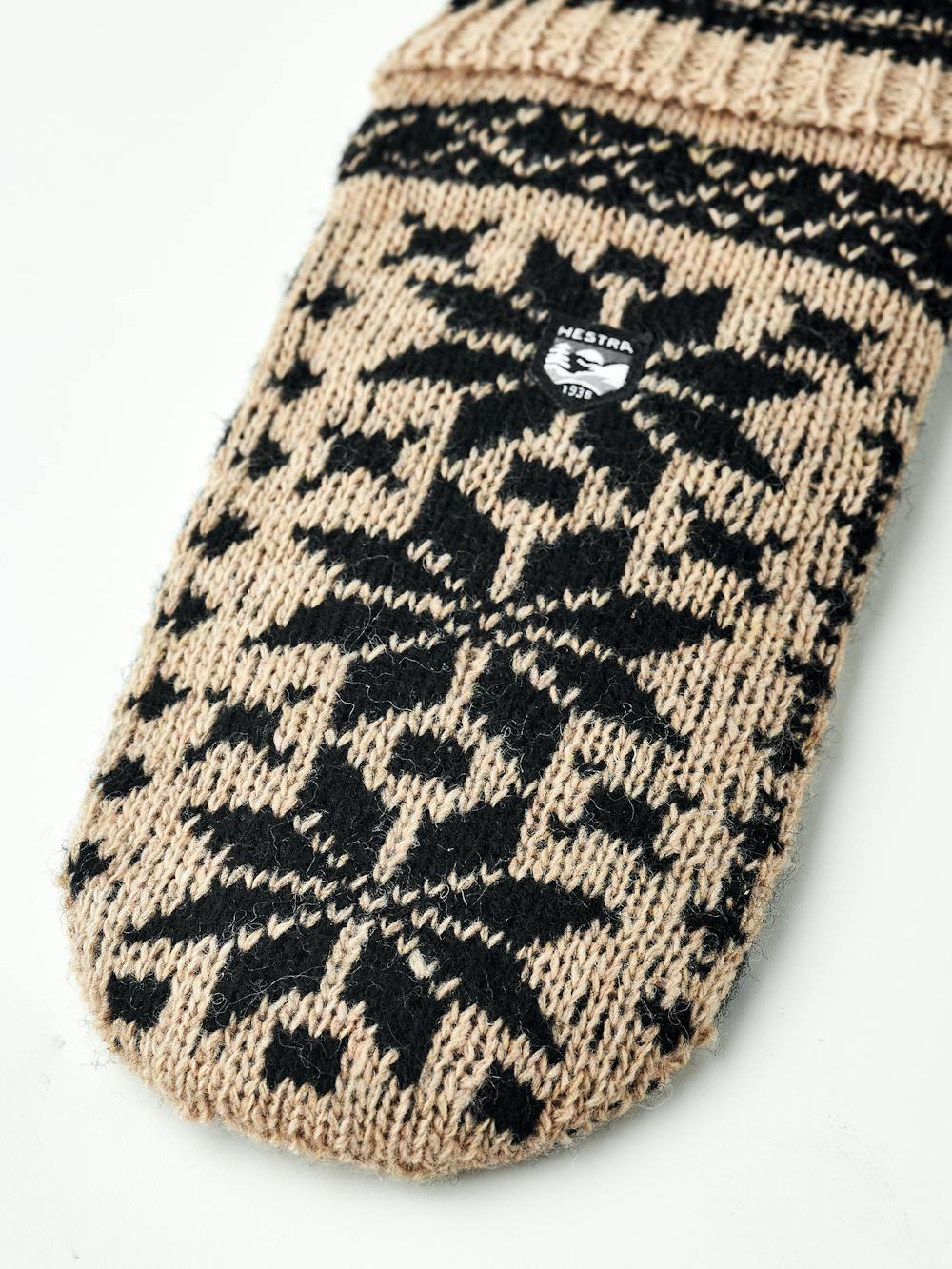 Beige knitted mitten in wool blend with pattern (2 of 5)