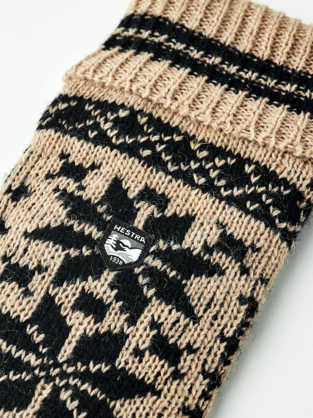 Beige knitted mitten in wool blend with pattern (3 of 5)