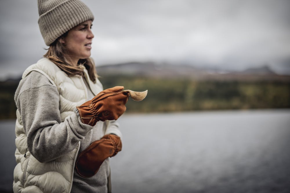 Brown cow nubuck mitten with knitted lining (8 of 8)