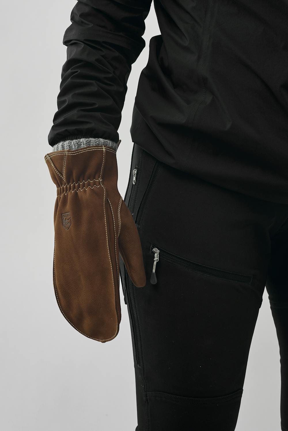 Brown cow nubuck mitten with knitted lining (5 of 8)