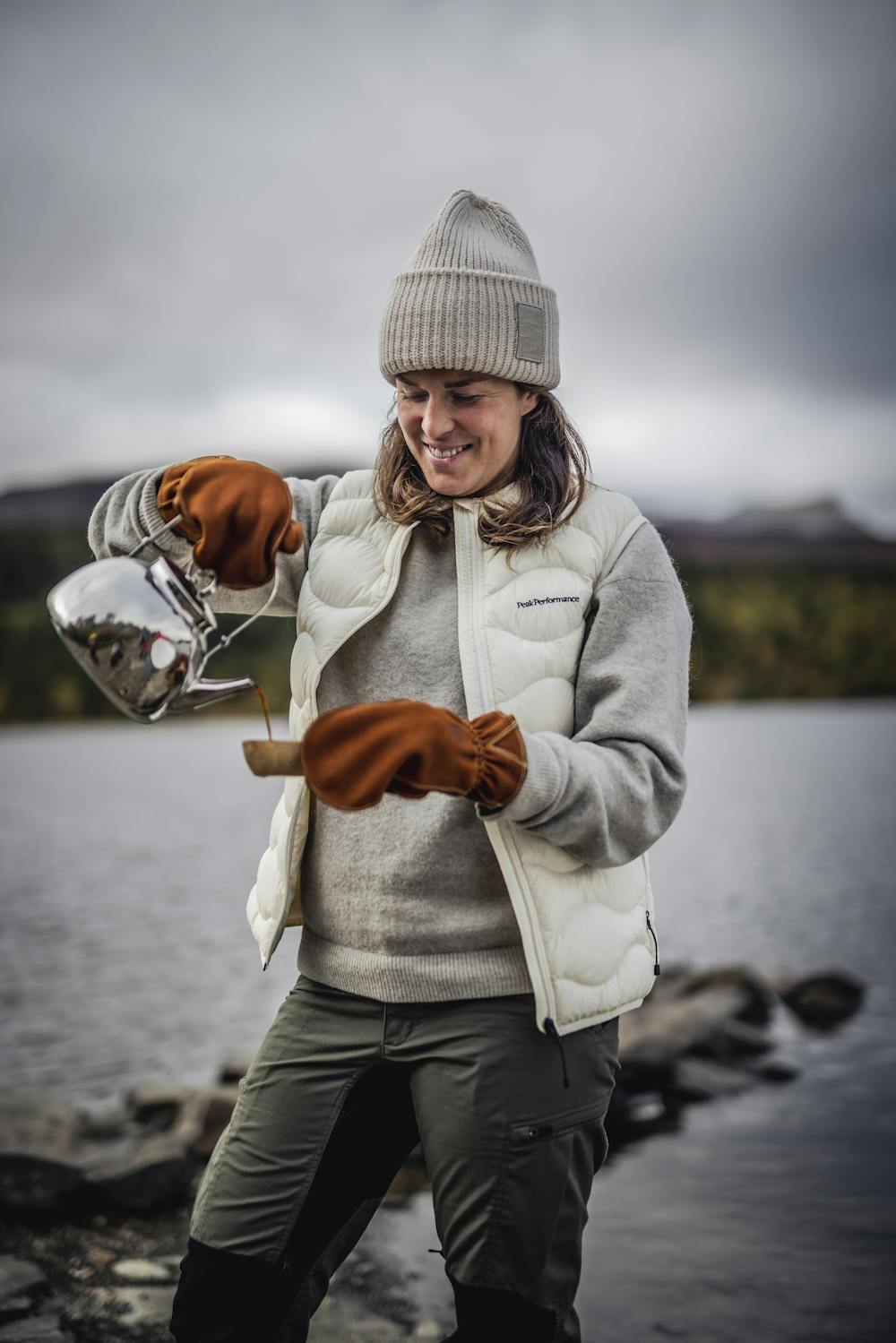 Brown cow nubuck mitten with knitted lining (4 of 8)