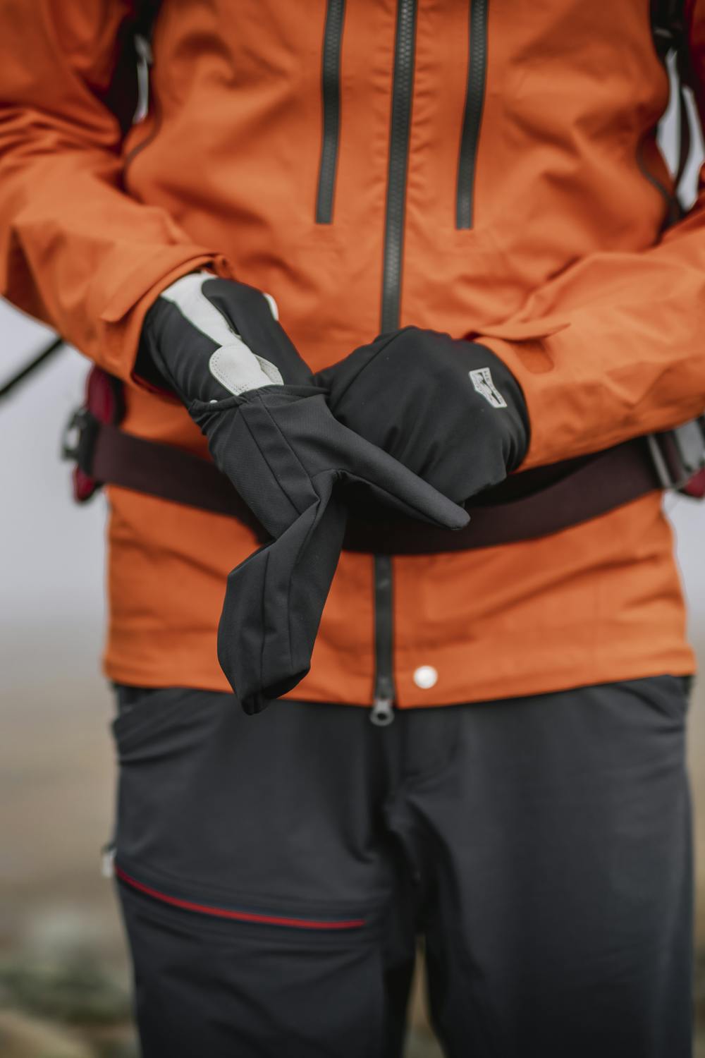 Schwarzer Outdoorhandschuh aus Stoff mit synthetischem Wildleder an der Innenhand (2 oder 14)