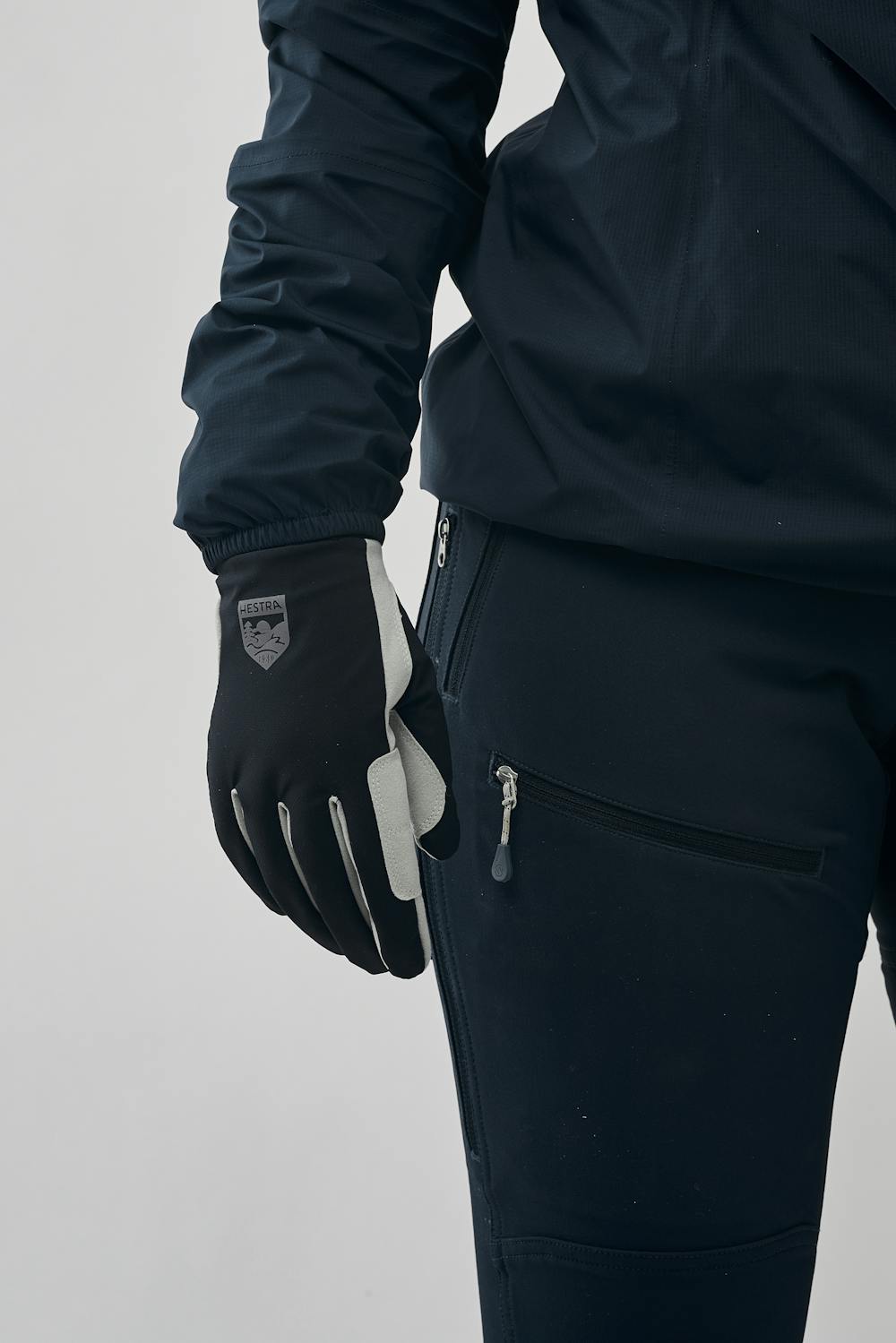 Schwarzer Outdoorhandschuh aus Stoff mit synthetischem Wildleder an der Innenhand (11 oder 14)