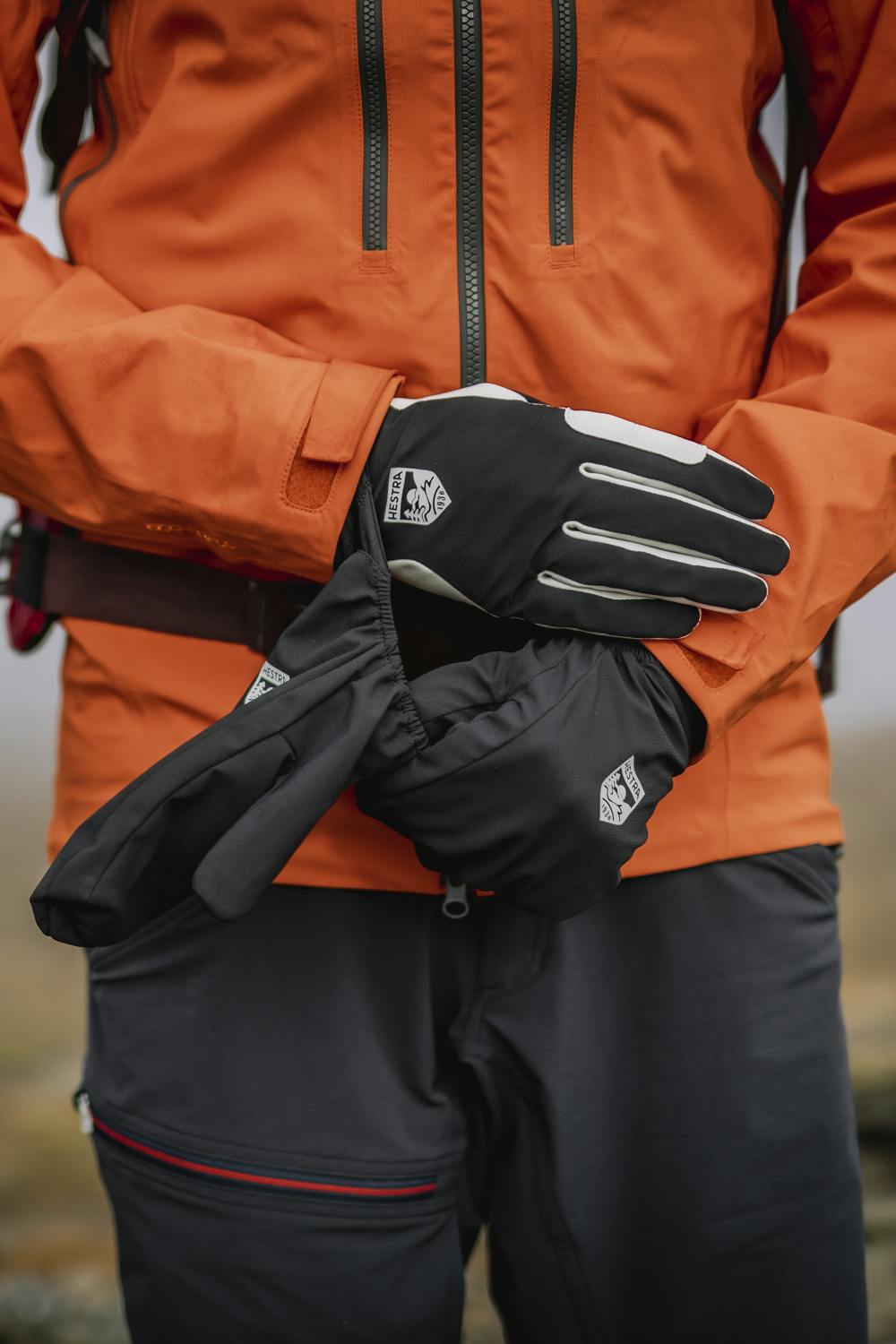 Schwarzer Outdoorhandschuh aus Stoff mit synthetischem Wildleder an der Innenhand (13 oder 14)