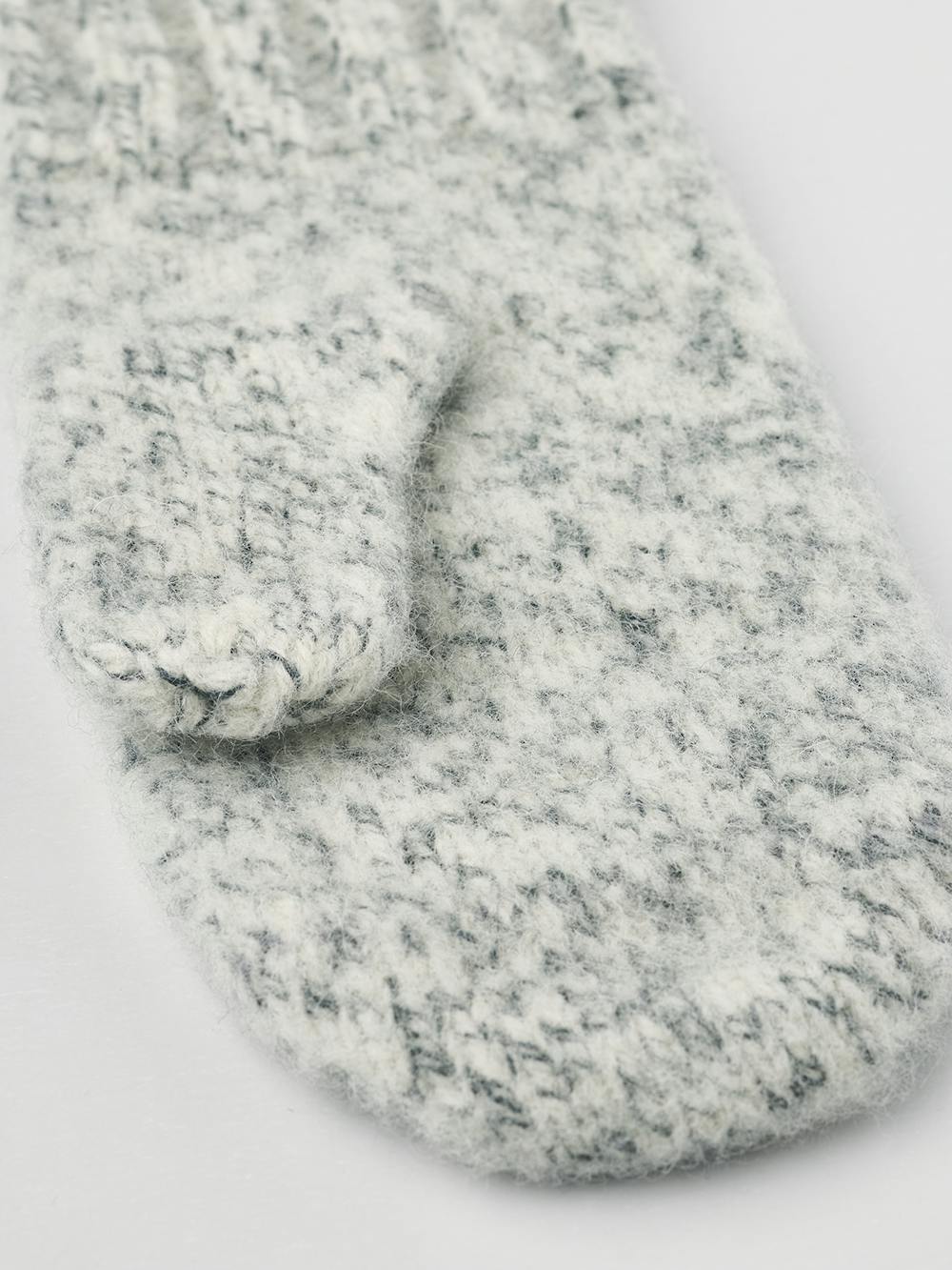 Grå stickad tumvante i ull
(3 av 6)