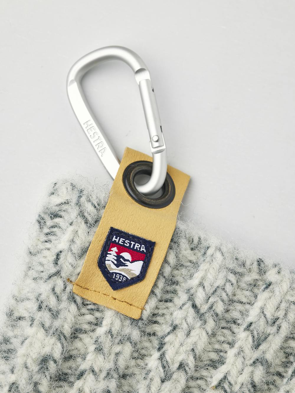 Grå stickad tumvante i ull
(5 av 6)