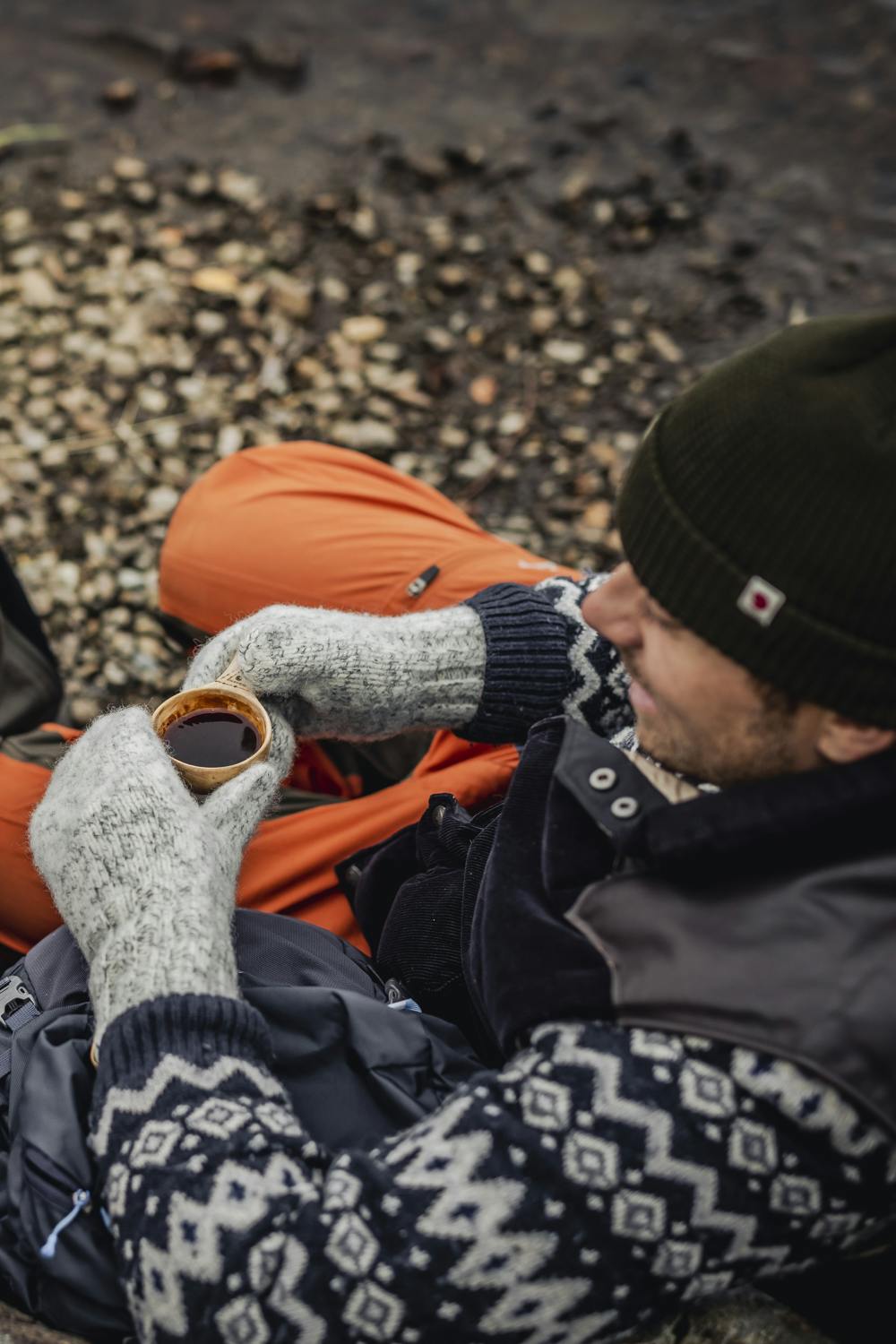 Grå stickad tumvante i ull
(6 av 6)