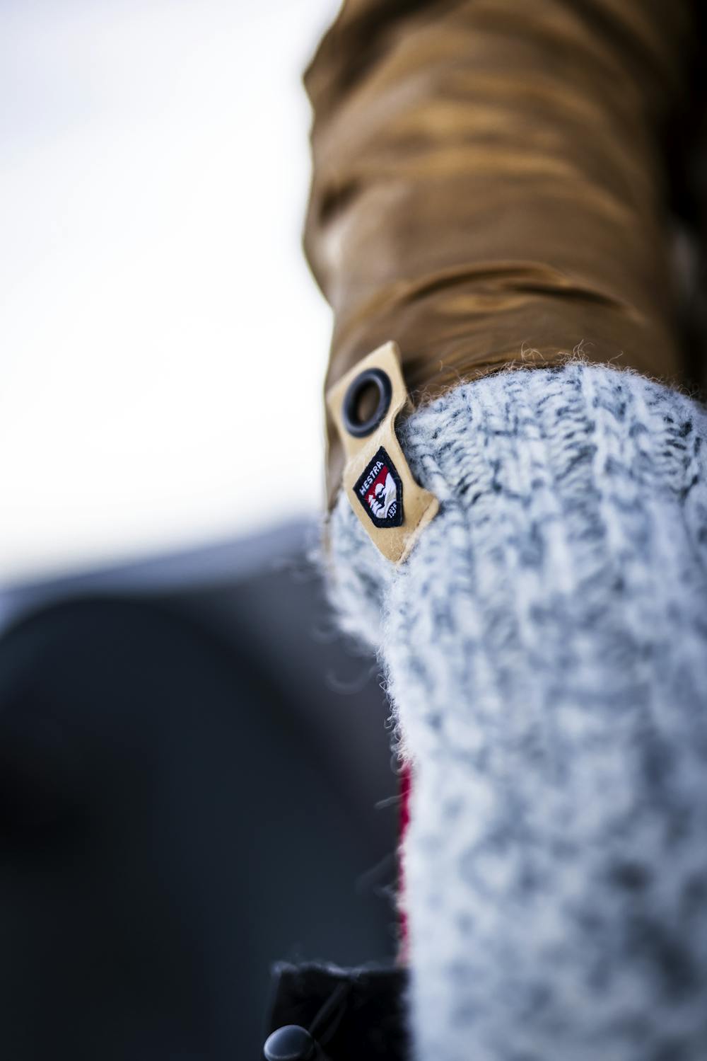 Grå stickad tumvante i ull
(4 av 6)