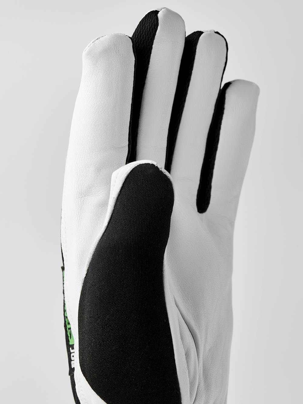 Kobolt CZone in the color Black (2 of 4)