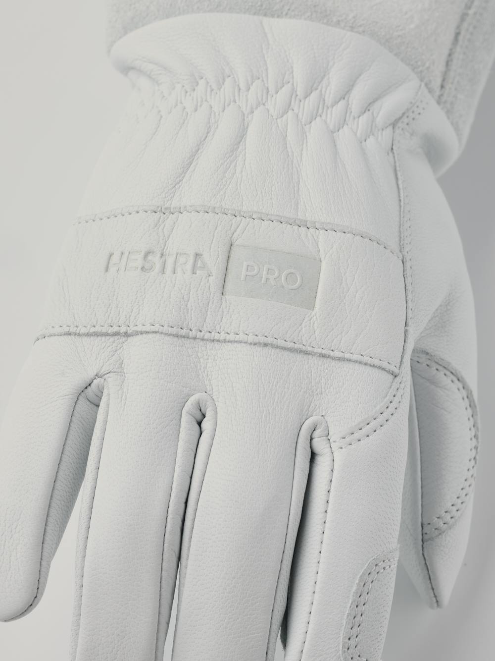 Garden Rose Glove in the color Offwhite (4 of 5)