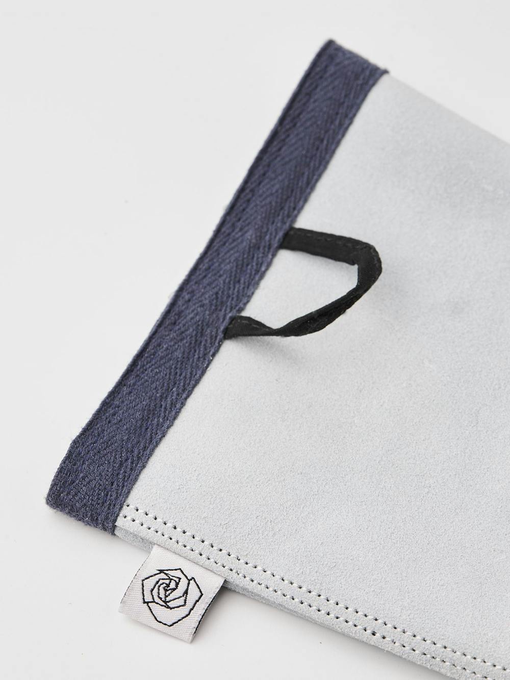 Garden Rose Glove in the color Offwhite (3 of 5)