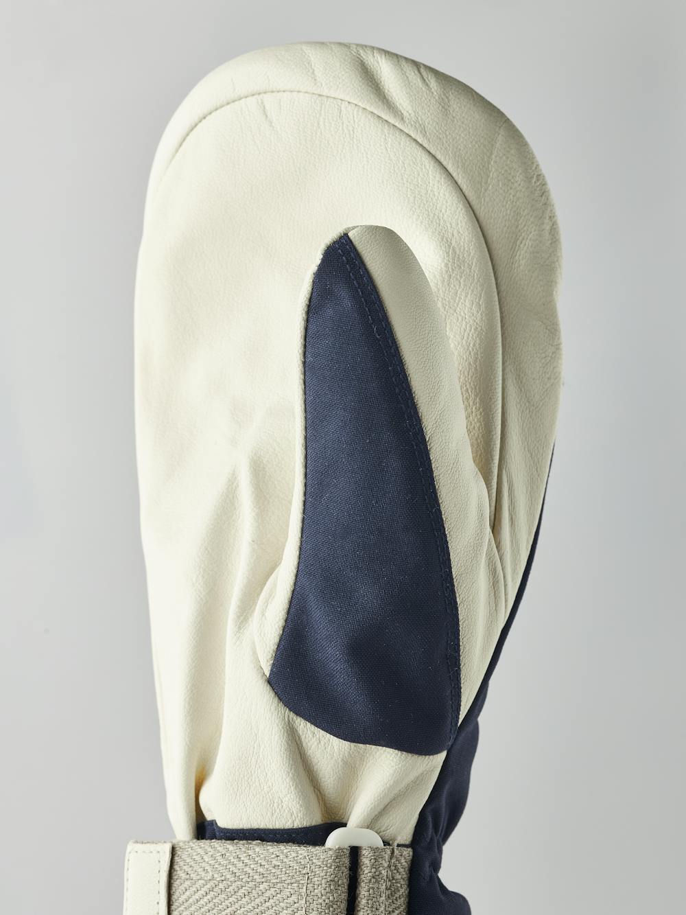 Mono Wool Mitt in the color Navy (6 of 6)