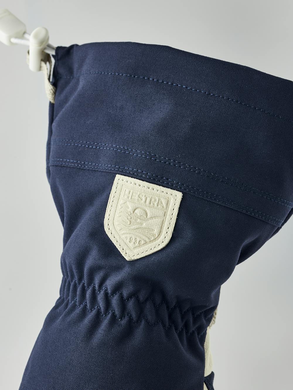 Mono Wool Mitt in the color Navy (3 of 6)