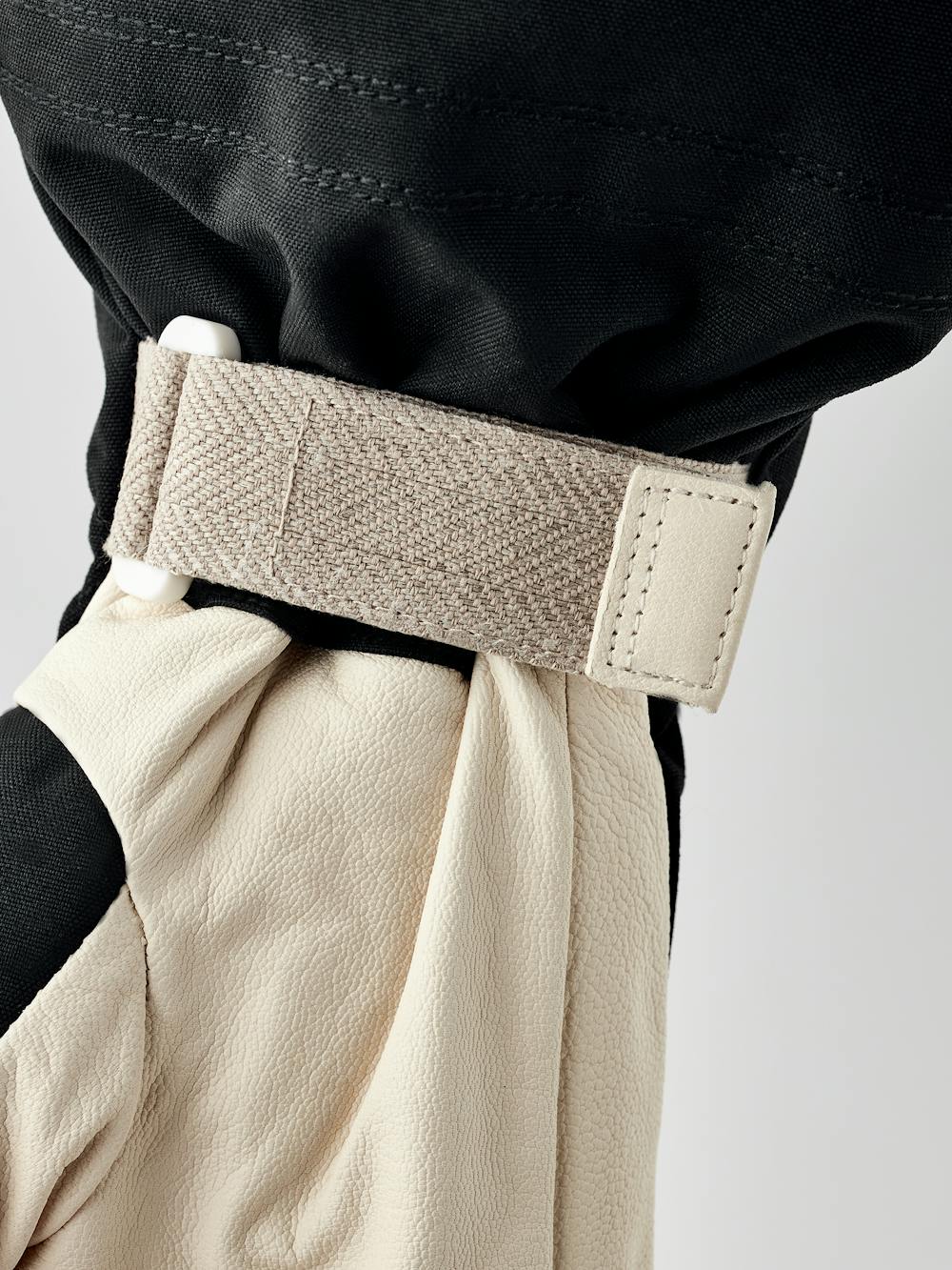 Black mitten with white goat leather palm (5 of 6)