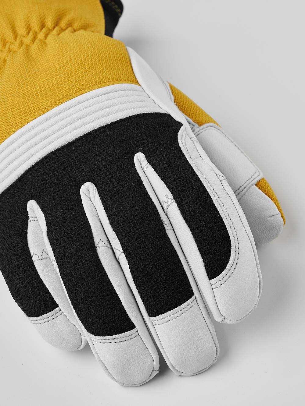 Gul skidhandske i nötnappa med vitt getskinn i innerhanden 
 (6 av 9)