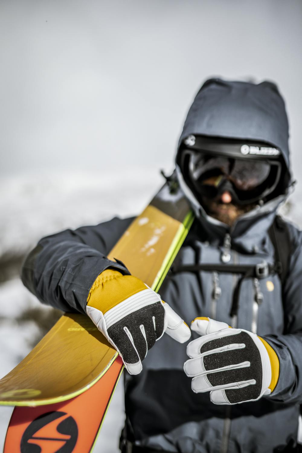 Gul skidhandske i nötnappa med vitt getskinn i innerhanden 
 (9 av 9)