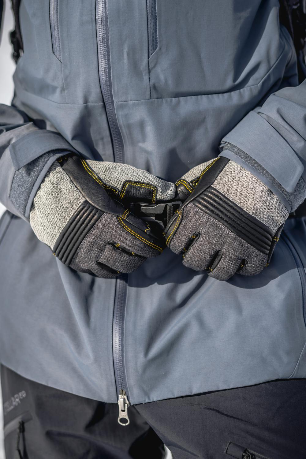 Grå skidhandske i nötnappa med svart getskinn i innerhanden
 (7 av 7)